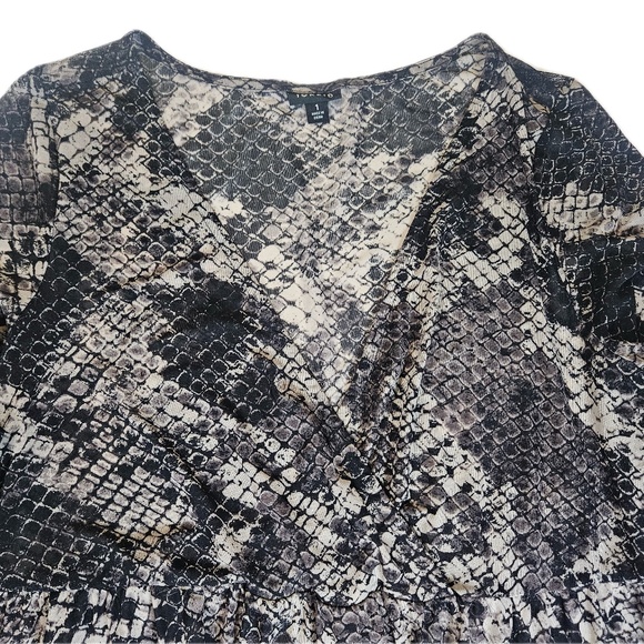 Torrid Tunic Top Womens 1 Black Gray Snakeskin Print Long Sleeve V Neck Surplice - Picture 5 of 8